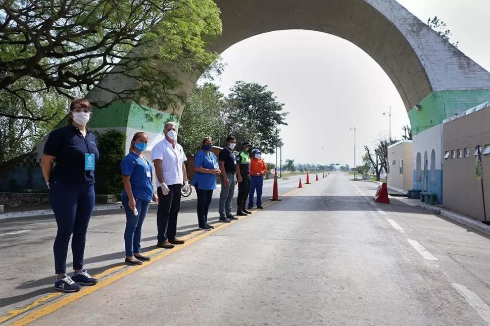 EN PUESTOS LIMÍTROFES. Efectivos policiales y agentes sanitarios efectúan controles a los automovilistas que ingresan a la provincia. ministerio de salud pública