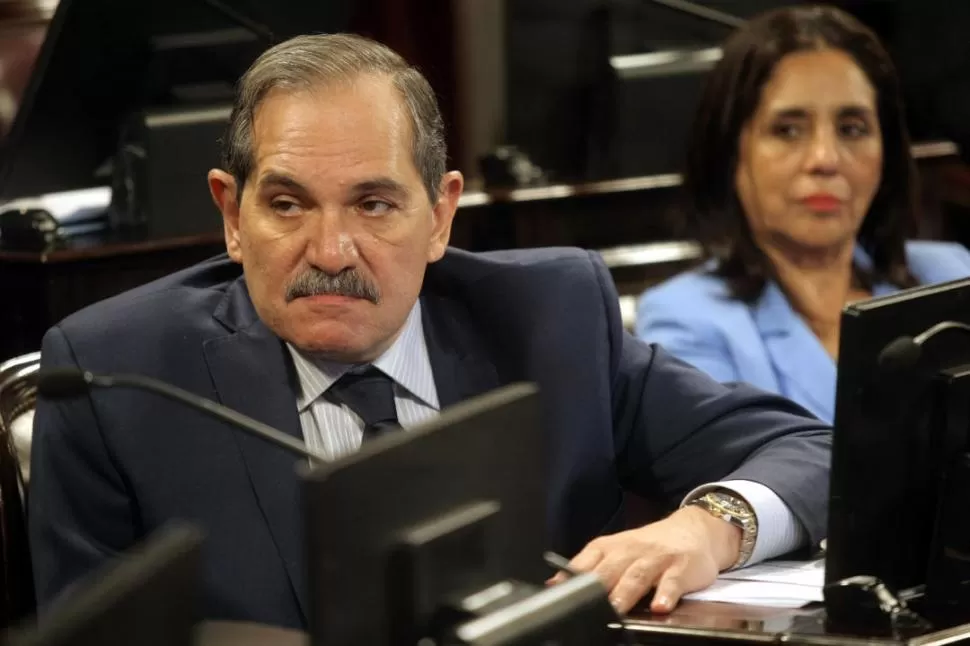 EN UNA SESIÓN DEL SENADO DE LA NACIÓN. José Alperovich en el recinto de la Cámara Alta, antes de que su sobrina y ex colaboradora lo denunciara. ARCHIVO