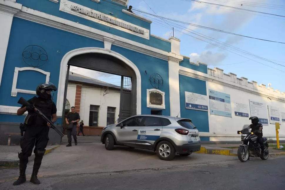 EL MOMENTO JUSTO. El doble homicida se escapó mientras realizaba tareas de jardinería en la vereda del penal. la gaceta / foto de diego araoz