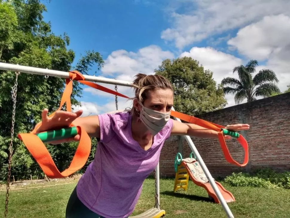 CON UN ELEMENTO “EXTRA”. Agustina Rojas se entrena en el fondo de su casa con un barbijo, para conocer sus efectos.  