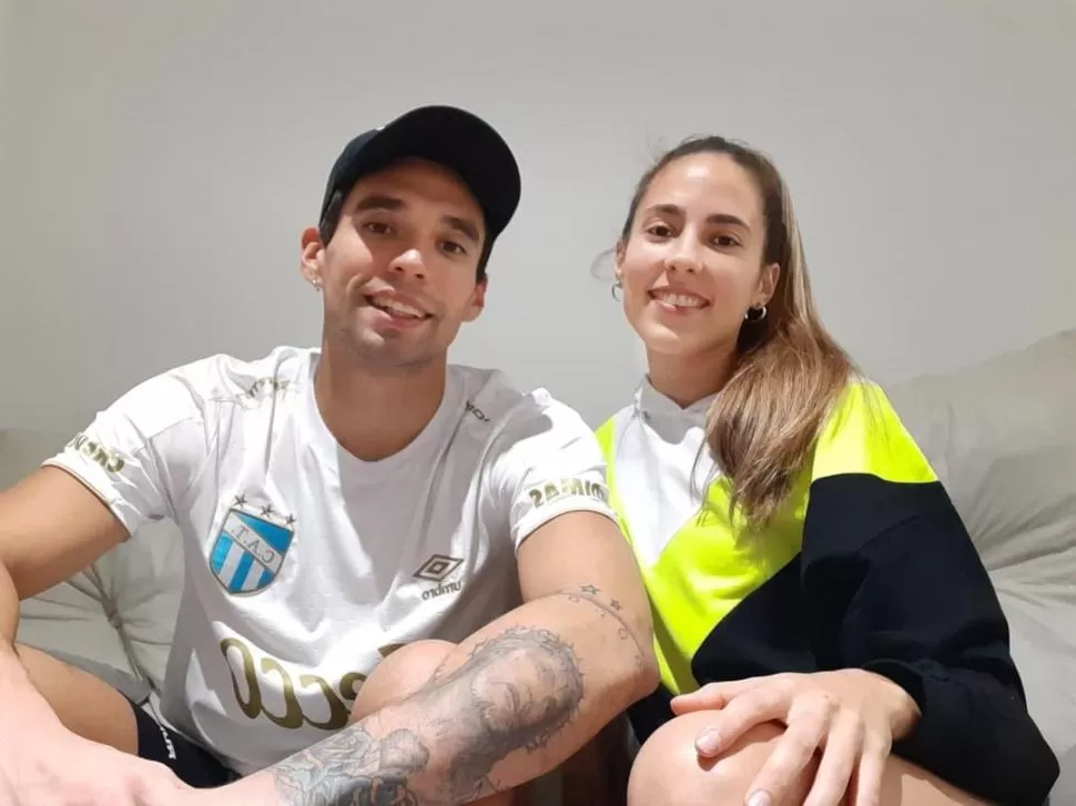 Leandro Vildoza espera novedades en Corrientes junto a su pareja María José.