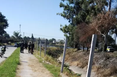 Hallan dentro de un canal a un joven muerto con una bolsa en la cabeza