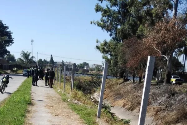 Hallan dentro de un canal a un joven muerto con una bolsa en la cabeza