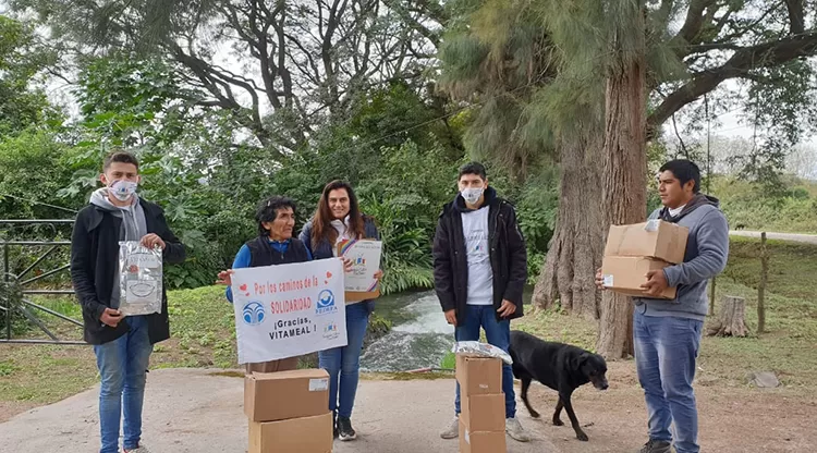 FELICIDAD. Muchas personas recibieron alimentos en medio de la pandemia. 