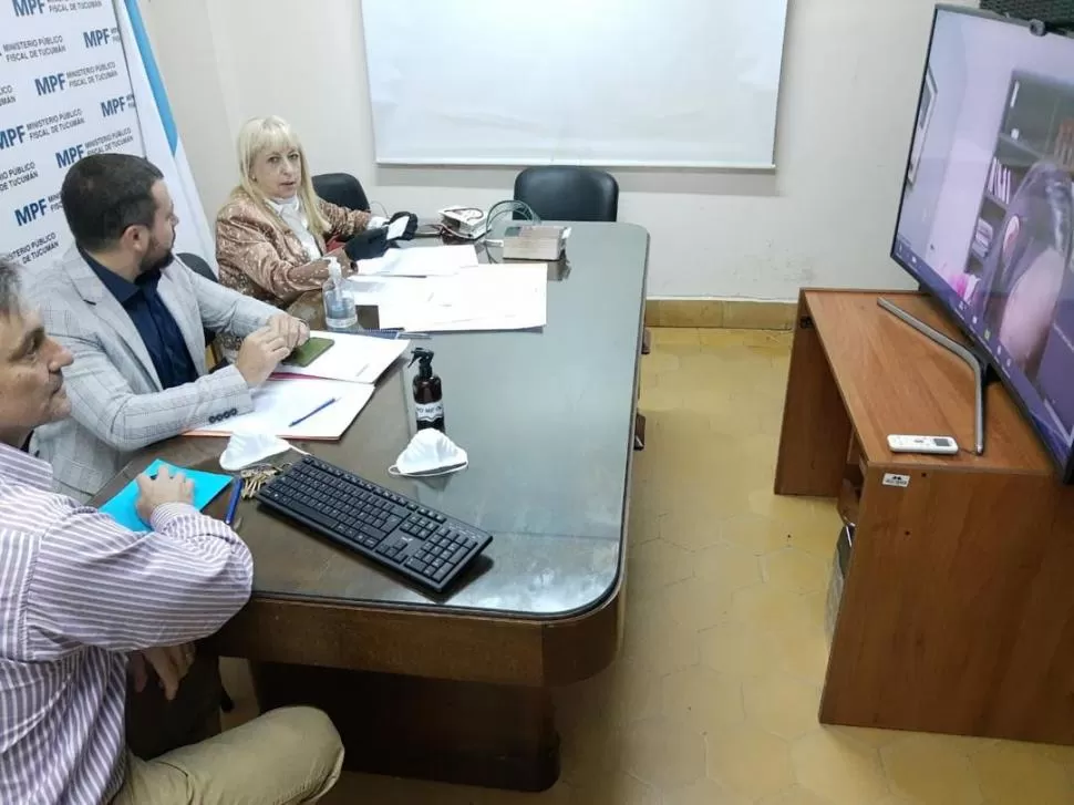 SISTEMA REMOTO. La fiscal Giffoniello y sus asesores, en la audiencia virtual. 