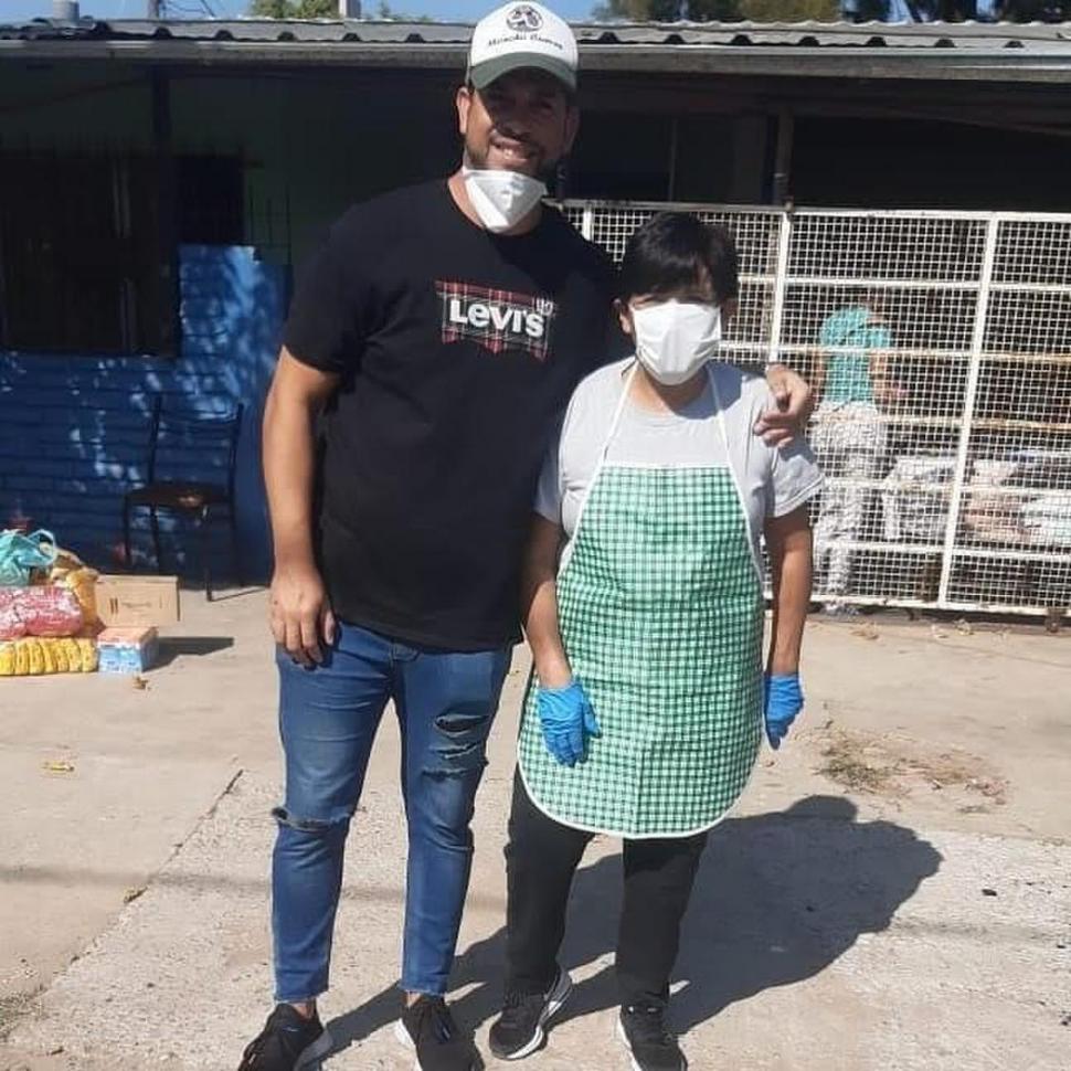 MANOS “MÁGICAS”. Gómez posa junto con Lidia, la mujer que desde hace más de 30 años le da de comer a San Antonio. credito xxxxxxxx