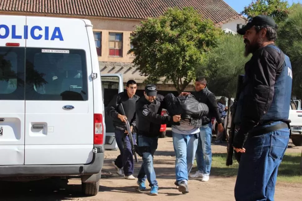 TENSO MOMENTO. El guardiacárcel tucumano Ángel Alberto Toledo fue trasladado a los tribunales federales de Santiago del Estero bajo un fuerte operativo de seguridad. la gaceta / foto de jorge olmos sgrosso 