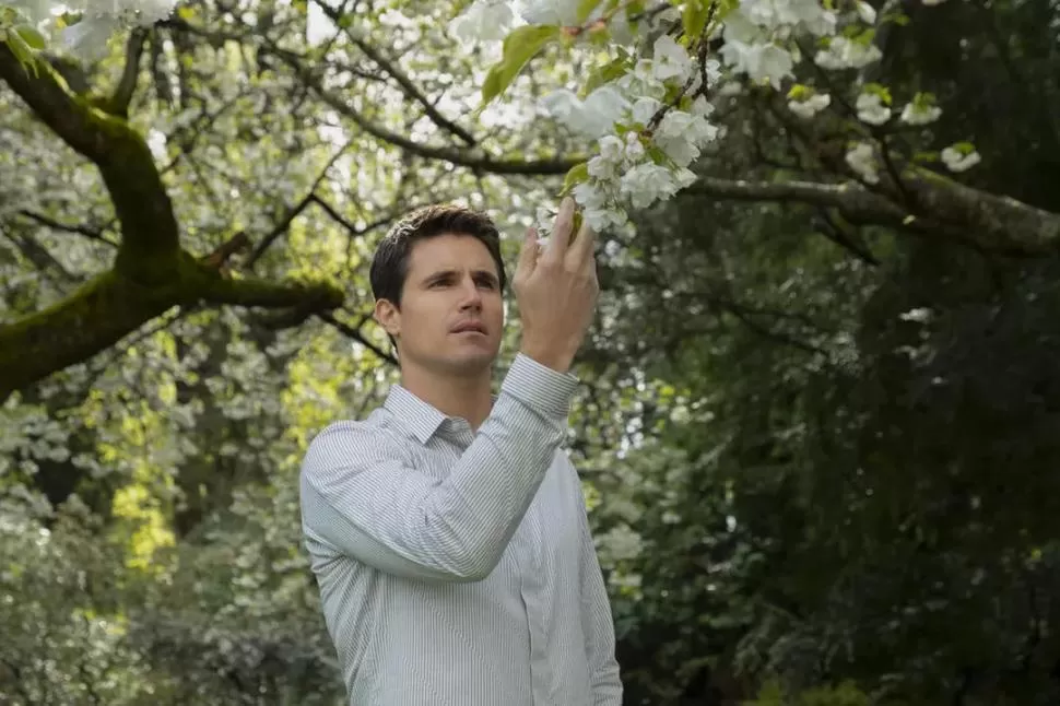 VIVIR PARA SIEMPRE NO ES BARATO. A Nathan (Robbie Amell) la eternidad le depara romance y sorpresas. 