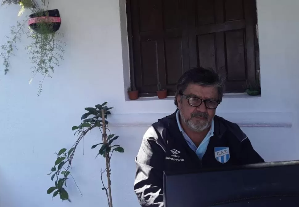 EN ACCIÓN. Vallcanera mira videos de jugadores libres y juveniles en su computadora. El DT cumple con su trabajo desde su casa en El Cadillal.  