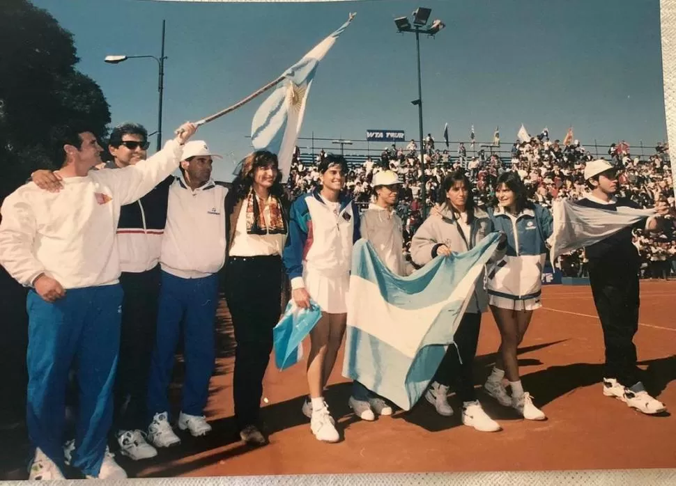 FESTEJO. Equipo y cuerpo técnico celebra la victoria sobre Australia dándole gracias al público. Mercedes Paz (de pantalón negro) acompaña a Sabatini, Labat, Tarabini y Gorrochategui.