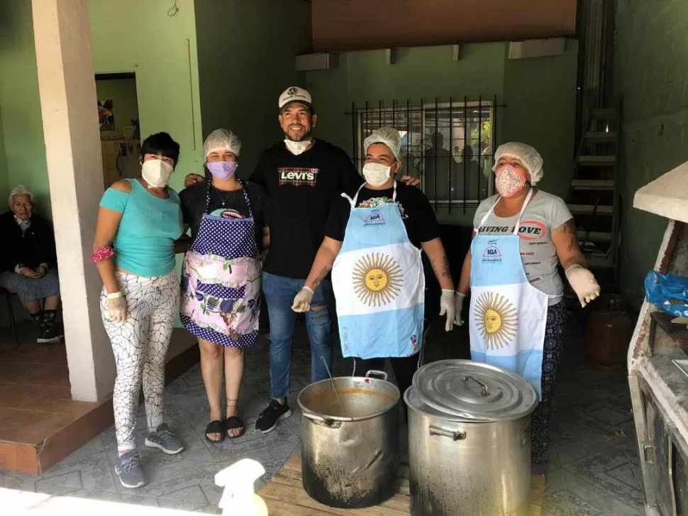 EQUIPO COMPLETO. Marcela, Marina y Adriana completan el cuerpo de cocineras. 
