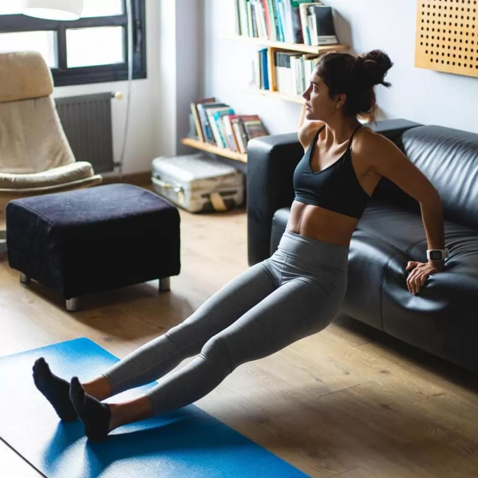 EN CASA TAMBIÉN SE PUEDE. Es cuestión de ponerse la ropa adecuada y encontrar el mejor lugar para moverse. 