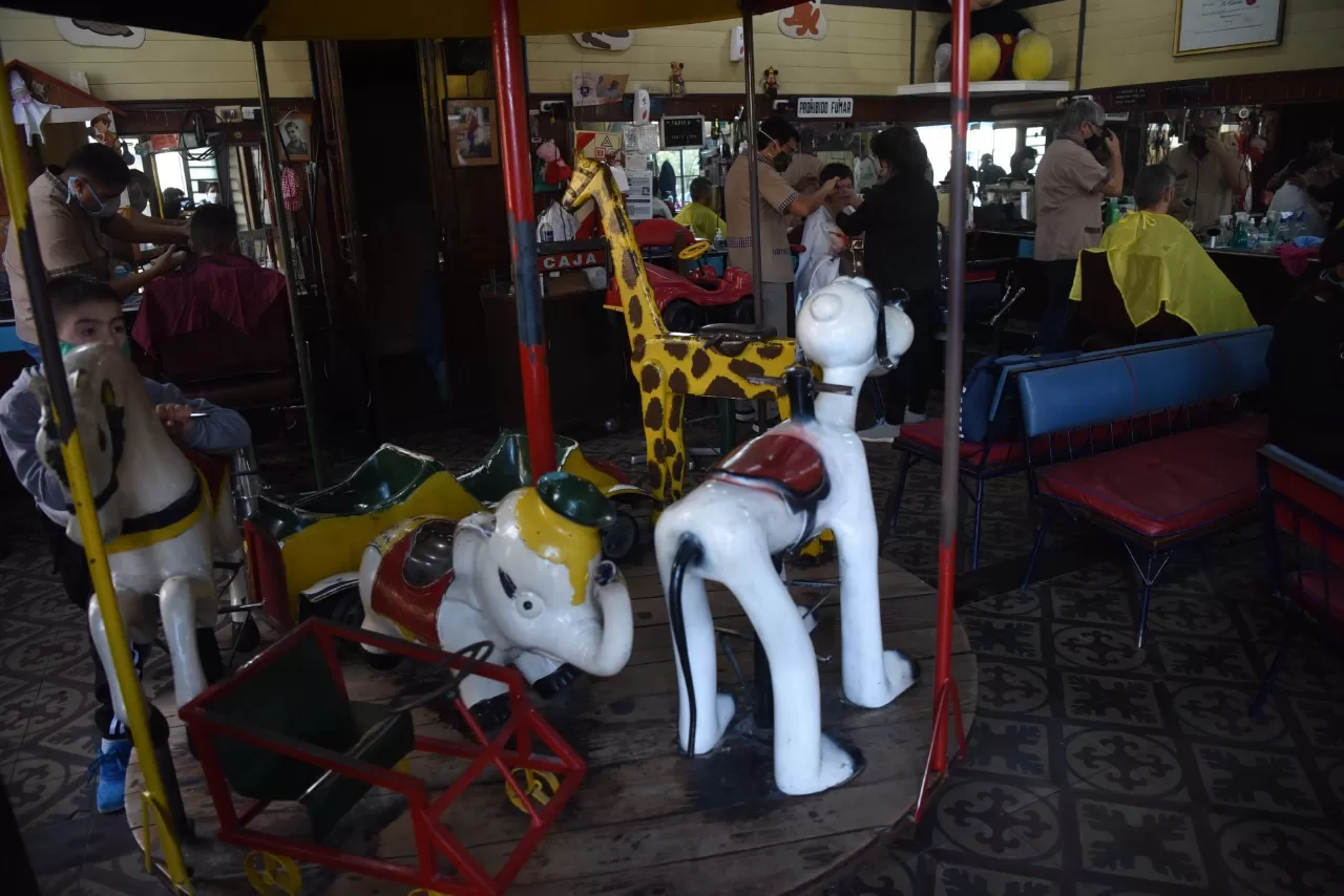 LA CALESITA. La tradicional peluquería para niños trabajó sin descanso hoy.