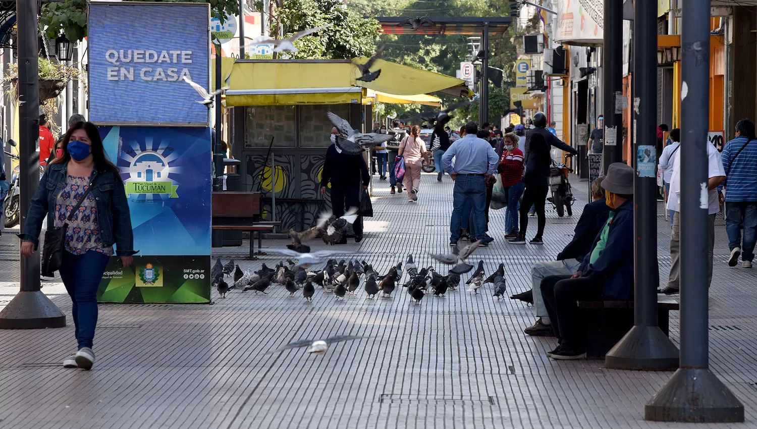 CON ABRIGO Y BARBIJO. Los tucumanos deberán salir a la calle con campera y el nuevo accesorio que trajo la pandemia.