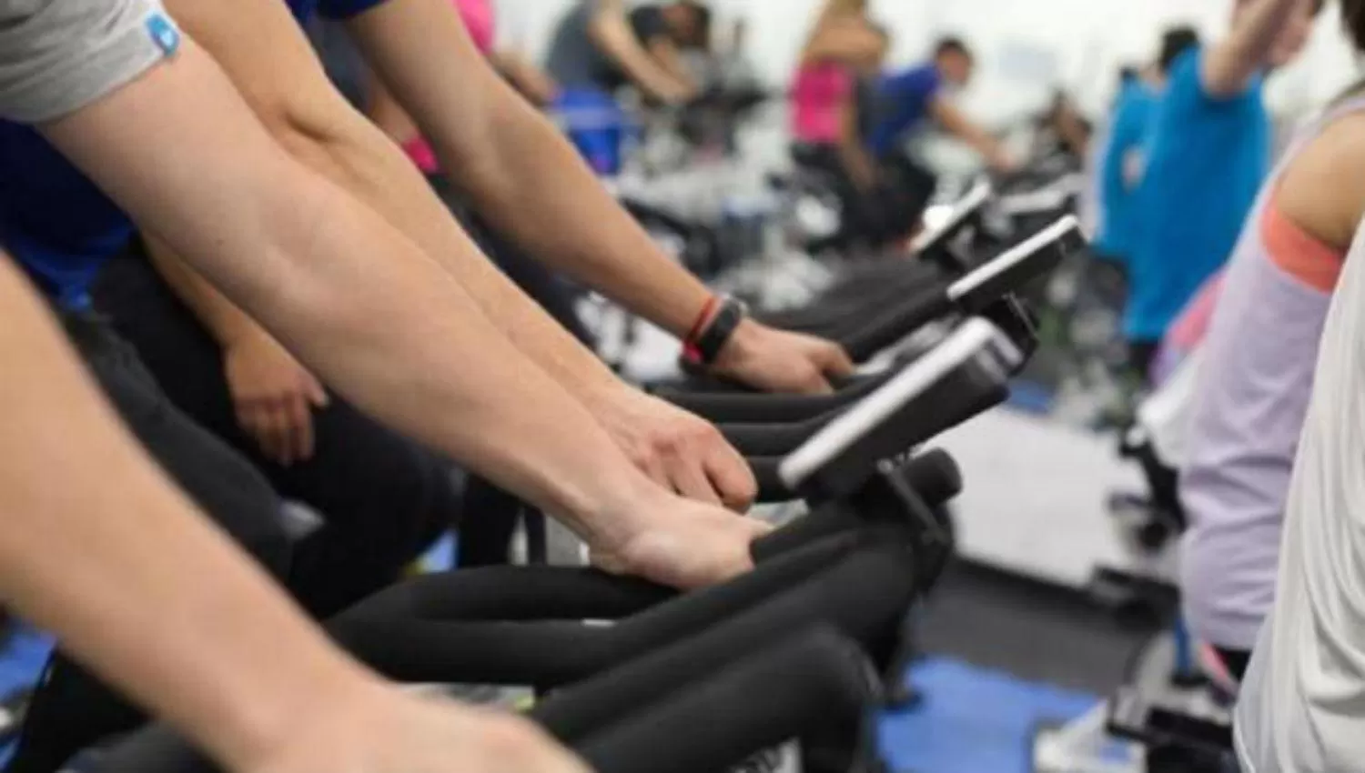 EN BICICLETA. Los propietarios de gimnasios aseguran que la salud física es positiva ante el coronavirus.