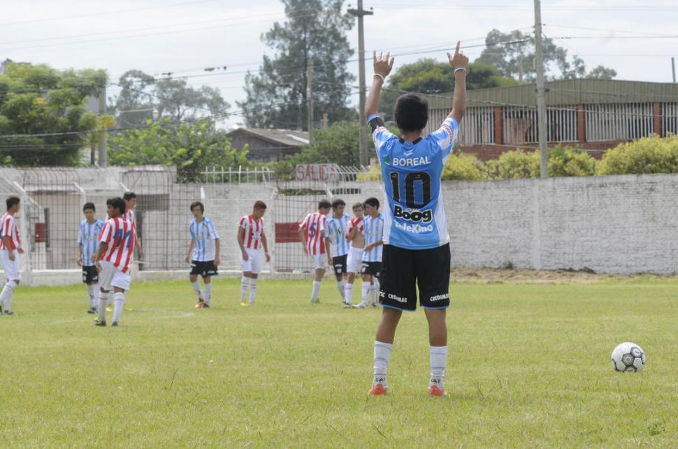 LA ILUSIÓN DE LLEGAR, BIEN ARRIBA. Ignacio Puch, goleador de la Séptima y otra de las fuertes promesas “decanas”, ensaya una pirueta en el aire durante una sesión de fotos, el año pasado. la gaceta / foto de diego aráoz 