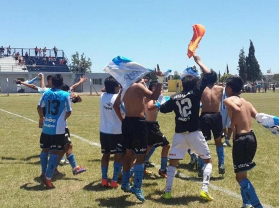 LA ILUSIÓN DE LLEGAR, BIEN ARRIBA. Ignacio Puch, goleador de la Séptima y otra de las fuertes promesas “decanas”, ensaya una pirueta en el aire durante una sesión de fotos, el año pasado. la gaceta / foto de diego aráoz 