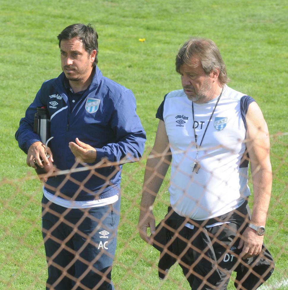 LA ILUSIÓN DE LLEGAR, BIEN ARRIBA. Ignacio Puch, goleador de la Séptima y otra de las fuertes promesas “decanas”, ensaya una pirueta en el aire durante una sesión de fotos, el año pasado. la gaceta / foto de diego aráoz 