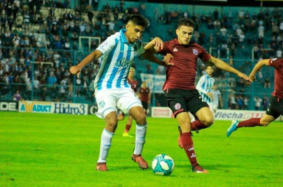 LA ILUSIÓN DE LLEGAR, BIEN ARRIBA. Ignacio Puch, goleador de la Séptima y otra de las fuertes promesas “decanas”, ensaya una pirueta en el aire durante una sesión de fotos, el año pasado. la gaceta / foto de diego aráoz 