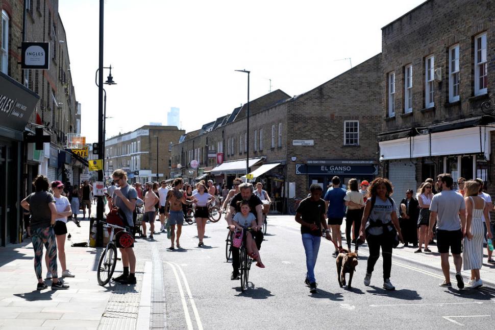 NORMALIDAD. Los paseantes volvieron a Broadway Market, en Londres.   