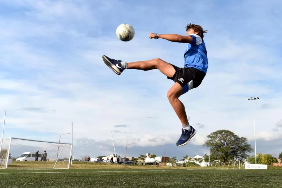 LA ILUSIÓN DE LLEGAR, BIEN ARRIBA. Ignacio Puch, goleador de la Séptima y otra de las fuertes promesas “decanas”, ensaya una pirueta en el aire durante una sesión de fotos, el año pasado. la gaceta / foto de diego aráoz 