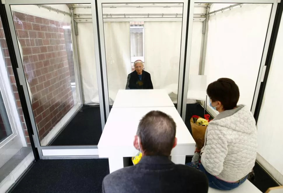 DISPOSITIVO. Visita por el Dia de la Madre, en una casa de retiro alemana. fotos reuters