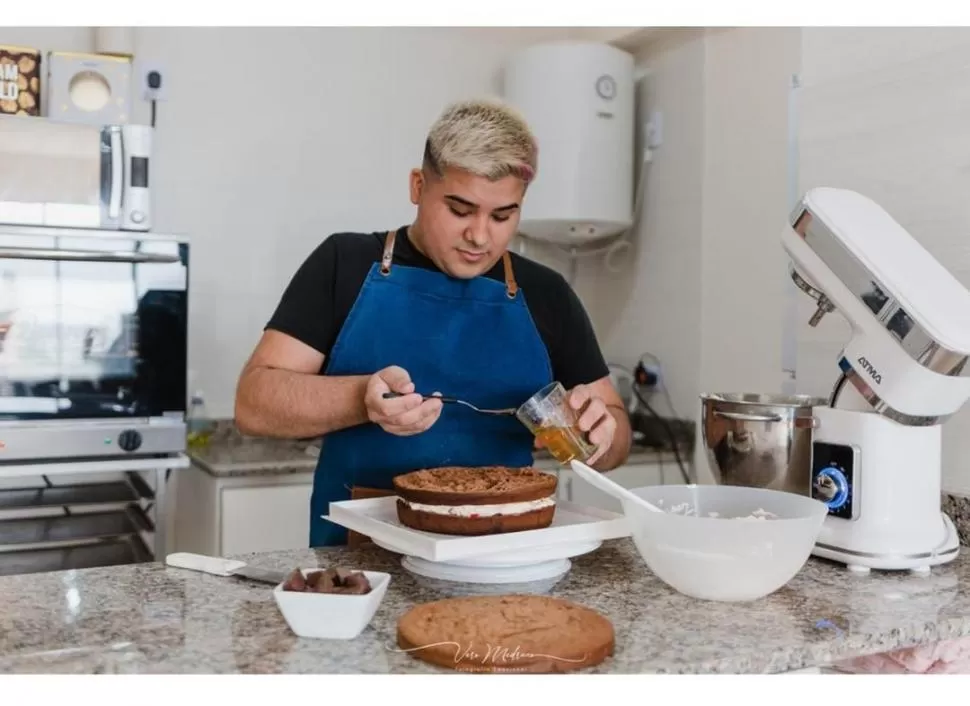 FÁBRICA PROPIA. Mariano Sosa produce los alimentos artesanales en una cocina industrial que instaló en el fondo de su casa gracias a sus ventas.  
