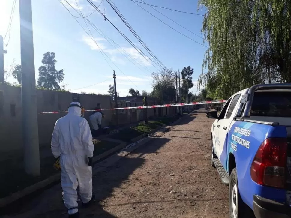 PERITAJE. Personal del Ministerio Público Fiscal recorre la escena donde fue asesinado Fabián Chocobar. 