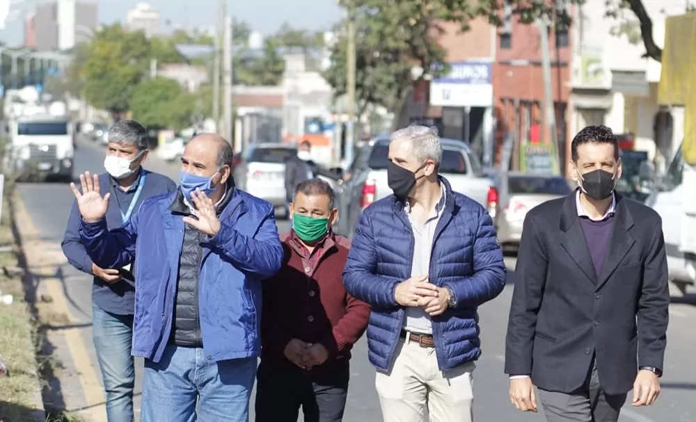 CON EL GOBERNADOR. Gerónimo Vargas Aignasse (a la derecha de la imagen), durante un recorrido oficial.