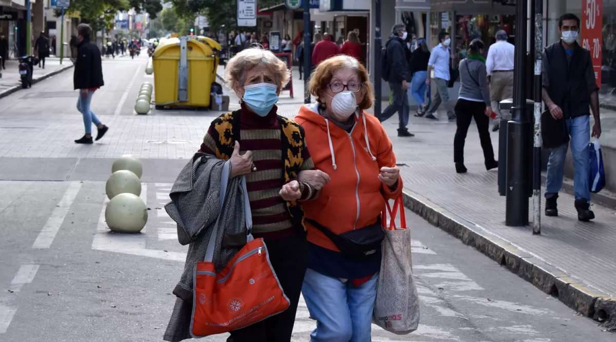 A LAS CALLES. Los tucumanos regresaron al centro luego de anunciada la flexibilización del aislamiento.