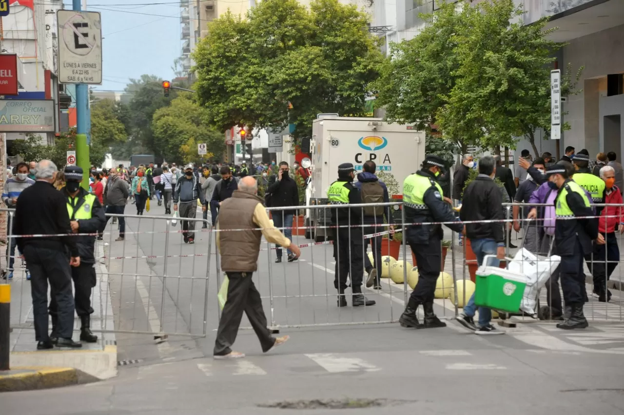 COLMADO DE GENTE. Ayer se observó un intenso movimiento en el microcentro.