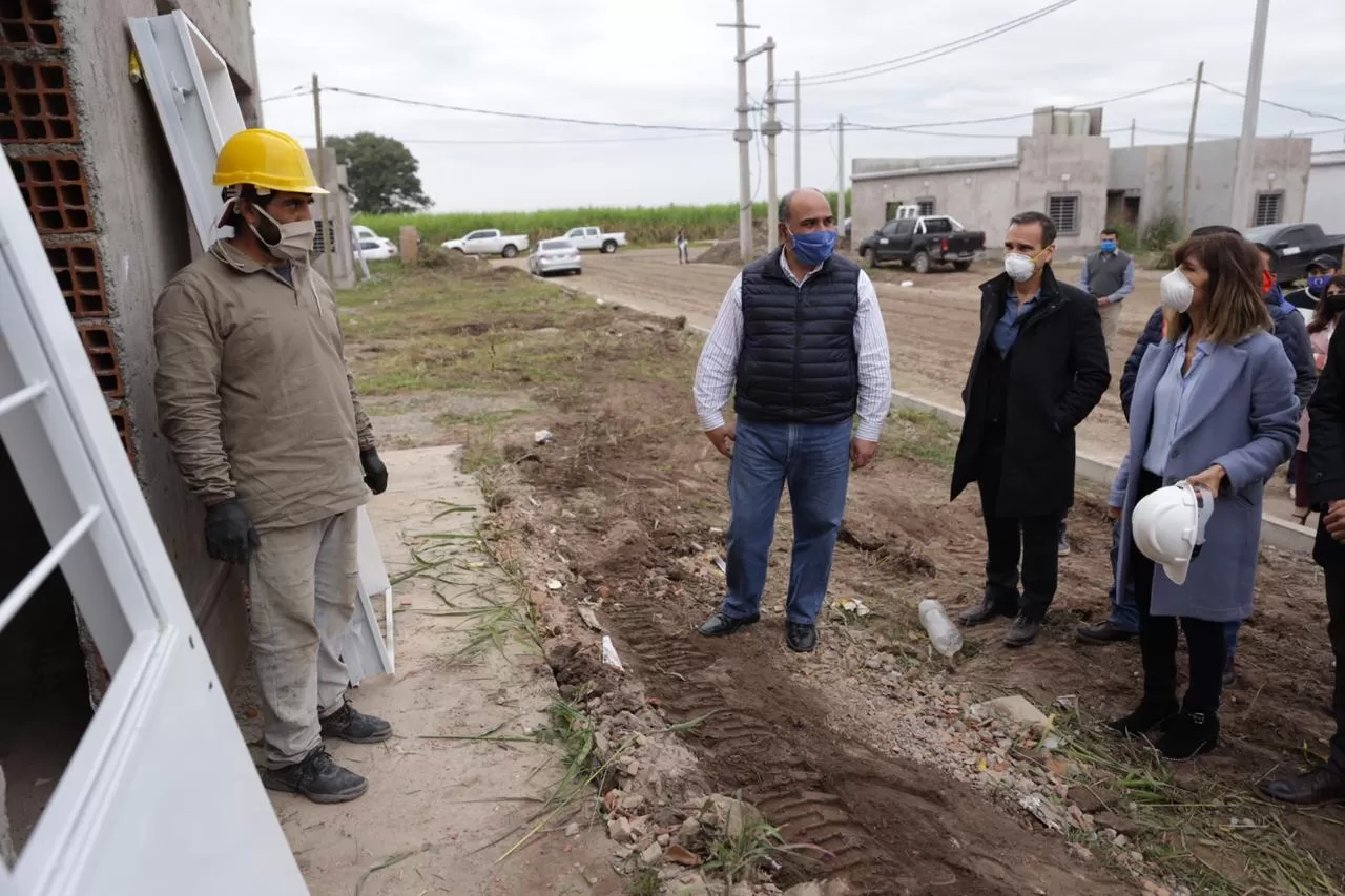 FUNCIONARIA. Córdoba (derecha) acompaña al gobernador Manzur en un recorrido oficial.