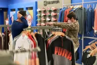 Relajamiento del aislamiento: mucha gente en las calles, pero poca en los comercios