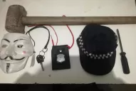 Tenía una máscara de La casa de papel y una placa de la Policía: lo arrestaron