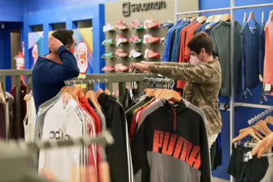 Relajamiento del aislamiento: mucha gente en las calles, pero poca en los comercios