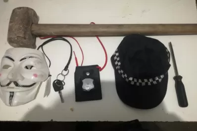 Tenía una máscara de La casa de papel y una placa de la Policía: lo arrestaron