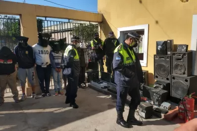 Desvalijaron una agencia de quiniela y la Policía los encontró junto al botín, entre los matorrales
