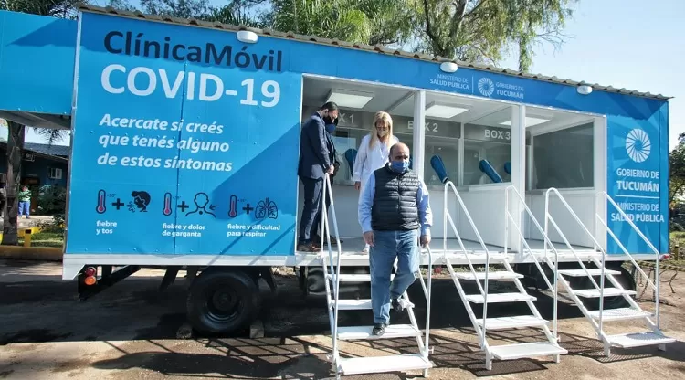 RECORRIDO. Manzur, junto a Chahla, inspeccionó la clínica móvil.