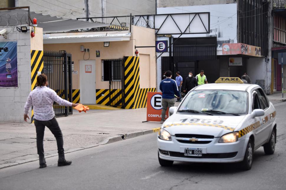 COCHERAS HABILITADAS. Vuelven a usarse los estacionamientos céntricos, con lo cual se completa otro aspecto del movimiento vehicular que se insinúa cada vez más intenso en el centro. LA GACETA / FOTOS DE INÉS QUINTEROS ORIO - JOSÉ NUNO - ANTONIO FERRONI  