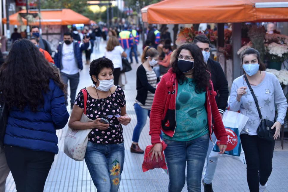 ACOMPAÑADOS. Muchos desoyeron la recomendación de salir solos; hubo adultos mayores y gente con niños. LA GACETA / FOTOS DE Ines Quinteros Orio 