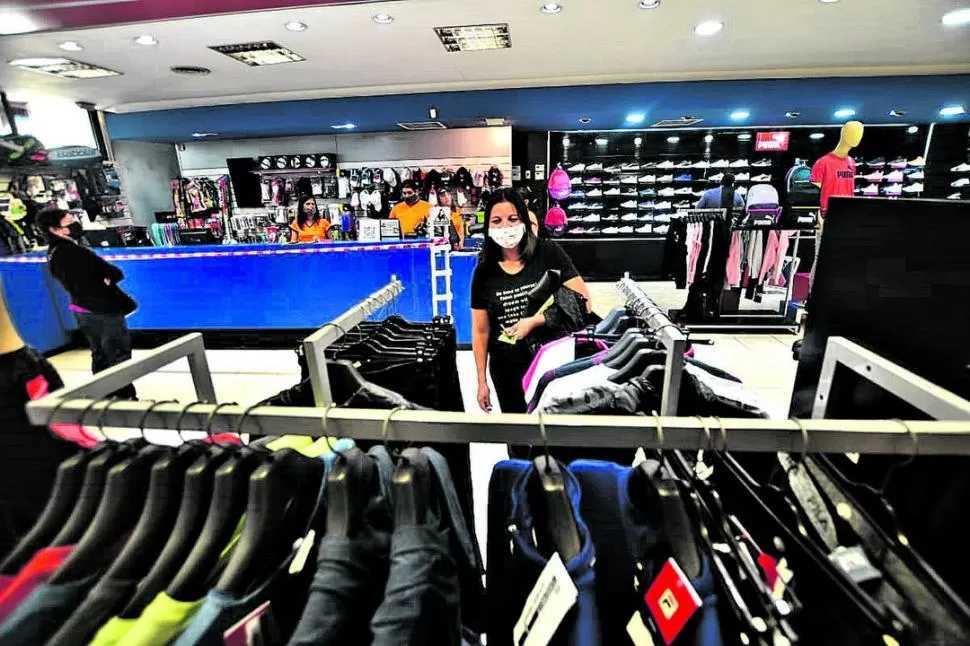 TODAS LAS DE LA LEY. Una concepcionense compra indumentaria en un local donde se respetó el uso del barbijo y el distanciamiento social. la gaceta / fotos de osvaldo ripoll 