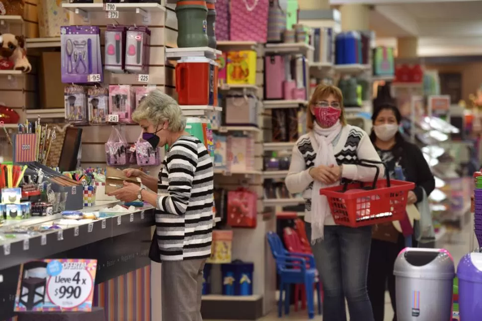 LA FORMA DE LAS COMPRAS. Fila con distancia social y barbijo.