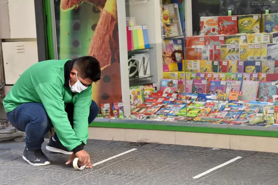 NOSTALGIAS DE RAYUELAS. Las veredas se llenan de marcas, pero son para espaciar a los clientes. LA GACETA/FOTO DE INÉS QUINTEROS ORIO