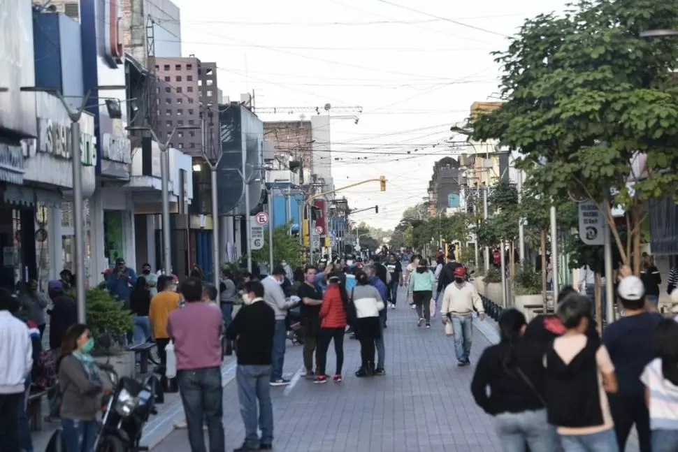 “REVERDECER” EN OTOÑO. La actividad comercial llenó las peatonales.  