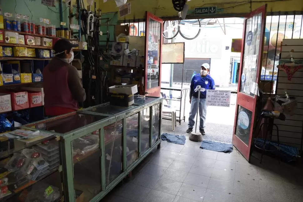 MUCHA SEGURIDAD, POCOS CLIENTES. Una bicicletería de El Bajo. la gaceta / foto de DIEGO ARAOZ