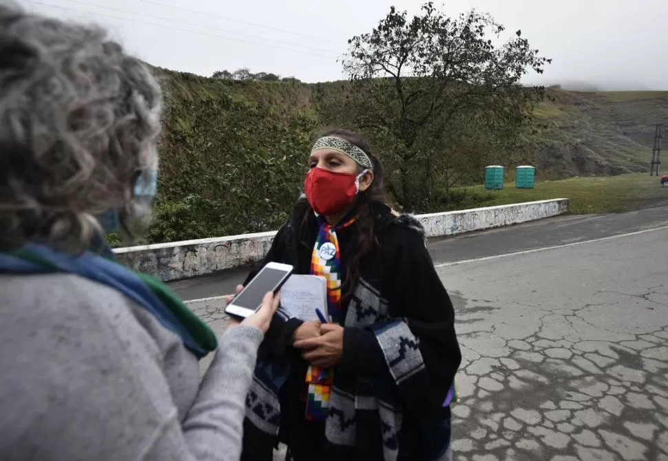 EL 29 DE ABRIL. Margarita Mamaní sostiene el cuaderno donde registraba el movimiento de la ruta 307 y fiscalizaba el acceso a los Valles. la gaceta / foto de Osvaldo Ripoll 