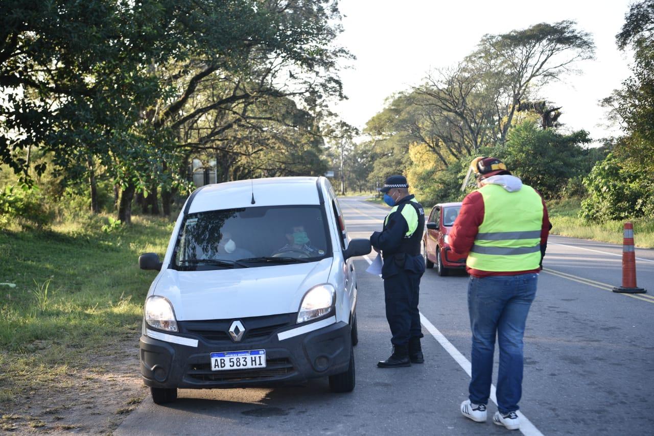 DOCUMENTOS. Un policía pide papeles a un conductor.