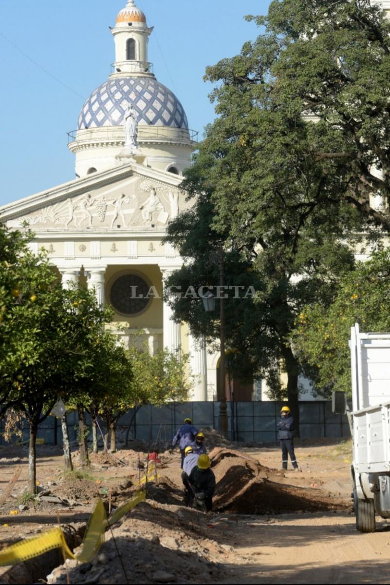 La plaza Independencia parece un campo minado, pero se reactivan las obras