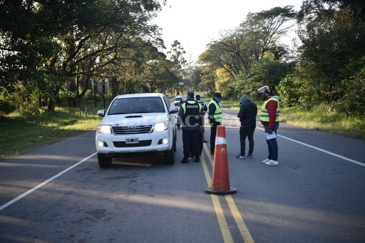 RETÉN. Policías de la Vial controlan la documentación de quienes suben a los Valles.