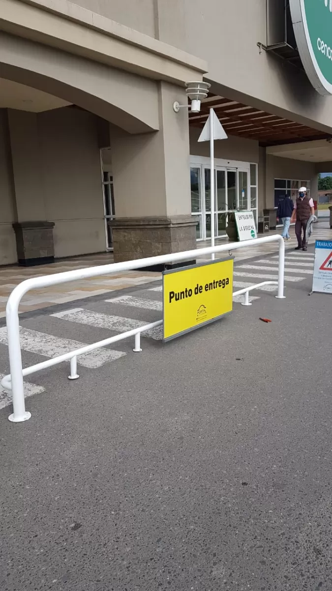 Campero explicó que desde hoy los clientes pueden pedir, con anticipación, productos a los locales internos y pasar a retirarlos desde la puerta de los centros comerciales o a través de delivery.   